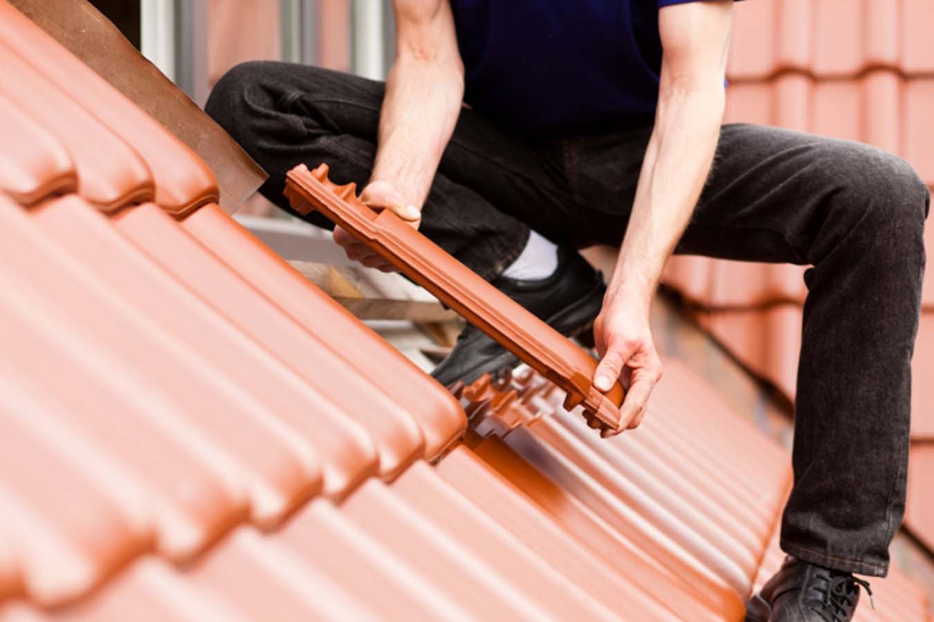 Építkezők kisokosa – Mire figyeljünk a tetőfedő anyag választása során?